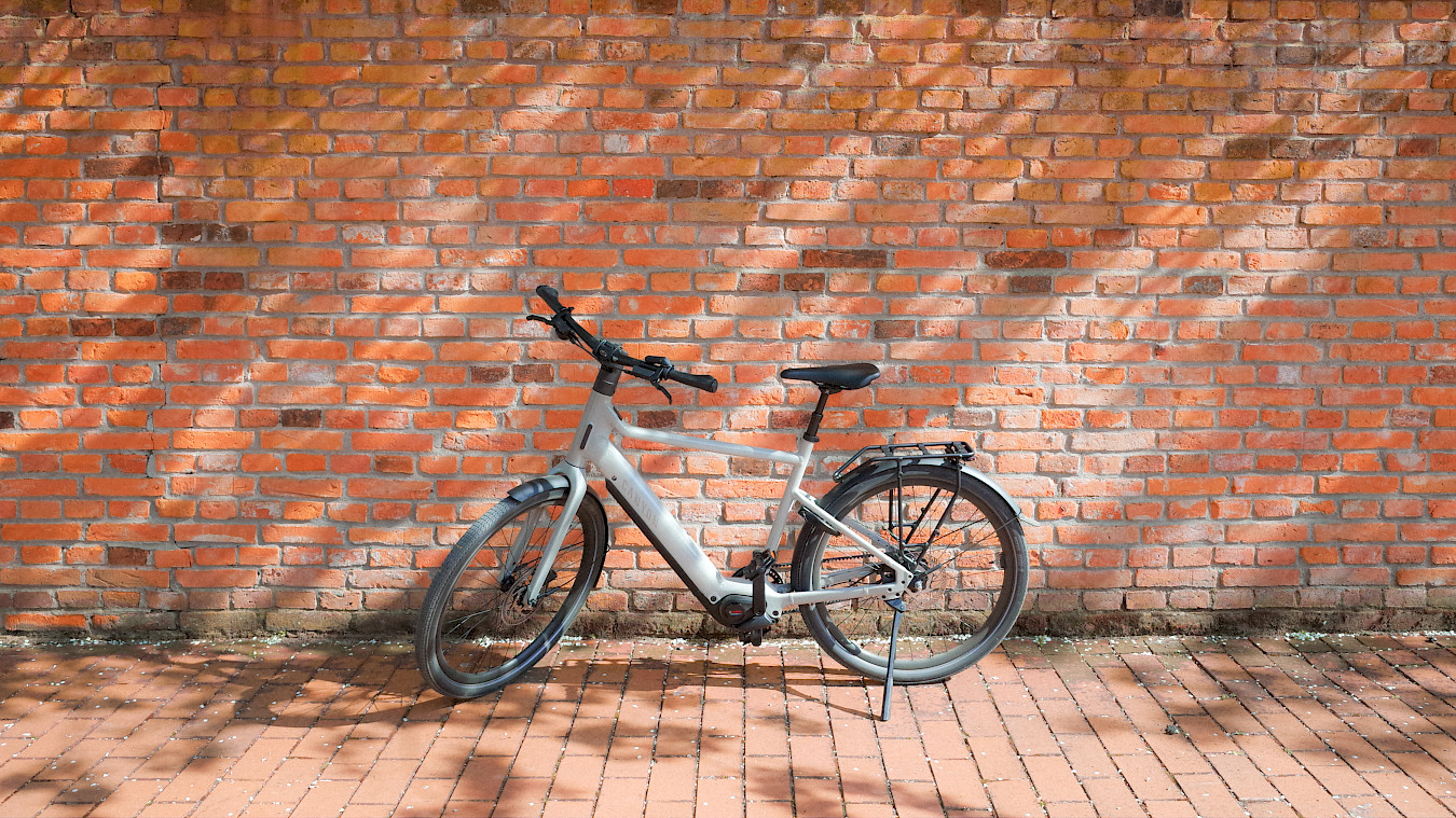 Ein E-Bike vor einer Mauer.